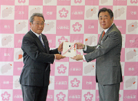 三郎丸会長（左）、南区長（右）写真