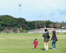 家族でたこ揚げをしている写真