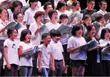 「わたしの青い鳥」を合唱している写真