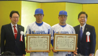 左から井上市議会議長、今永昇太投手、髙城俊人捕手、北橋市長写真