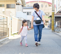 提供会員の十島真生さん（右）と3歳になったばかりのともちゃん（左）が手を繋いで歩いている写真