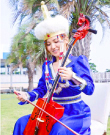 モンゴル馬頭琴を弾いている女性の写真