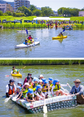 カヌー体験（上）とペットボトルのイカダに子供たちが乗っている（下）写真