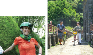 大きな木の前の外国人女性の写真（左）自転車を押している外国人男性と女性の写真（右）