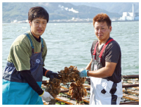 豊前海一粒かきを持つ漁師2人の写真