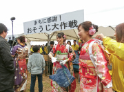 そうじをしている新成人の写真