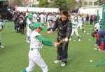 野球教室をしている元プロ野球選手・柴原洋さんの写真