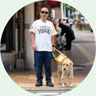 盲導犬と男性写真