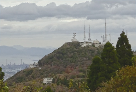 権現山から見た皿倉山山頂写真