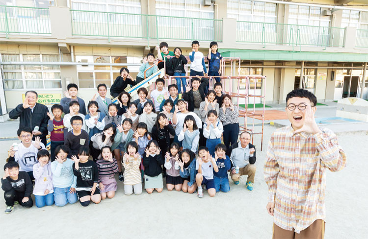 響灘ホップの会、若松中央小学校4年生の皆さん、馬場裕之さん写真