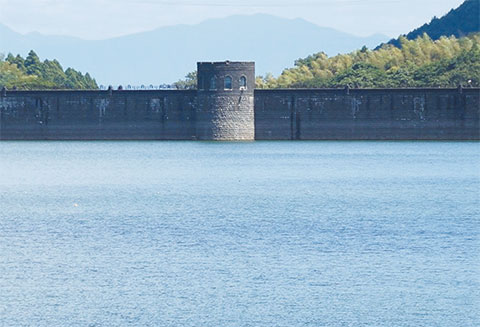 河内貯水池の堰堤写真