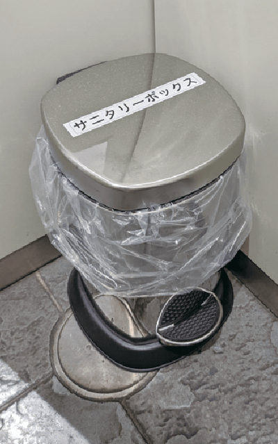 男性用トイレのサニタリーボックス画像