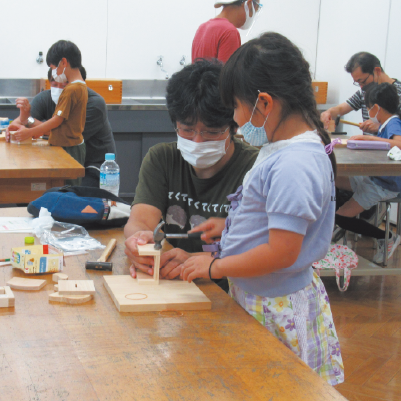 夏休み親子木工教室の写真