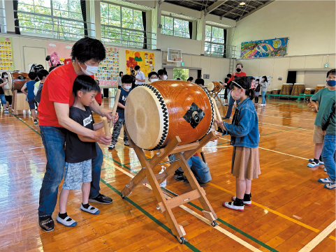 小学校での太鼓塾の様子