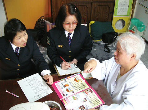 女性消防団員による「いきいき安心訪問」の写真