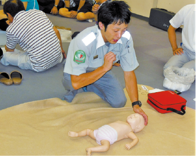 乳幼児への救命講習会の写真