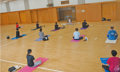 男女混合ヨガ教室写真