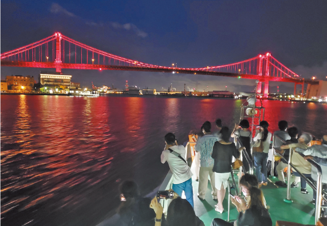 船上から楽しむ〜夜景観賞ビアクルーズの写真