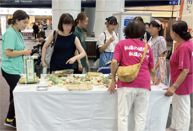 野菜の計量クイズ、食事バランスチェック、栄養相談の様子