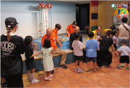 並ぶ子どもたちの様子