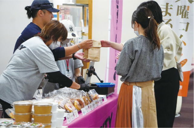 火曜コムまるしぇ開催の様子