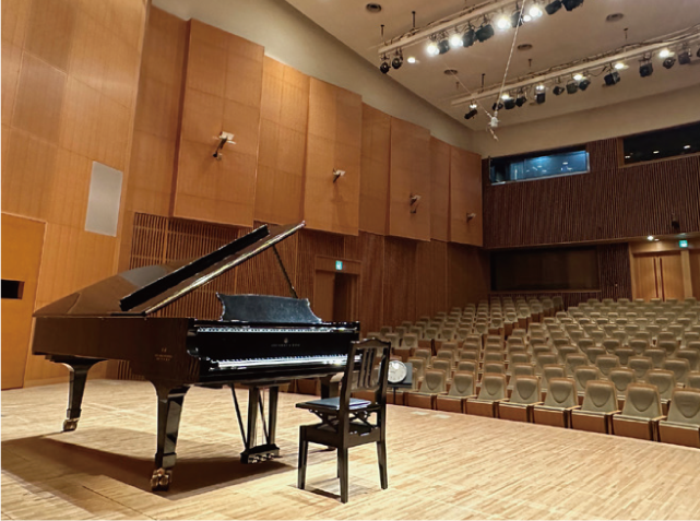 グランドピアノのあるステージの写真