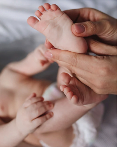 赤ちゃんをマッサージしている画像