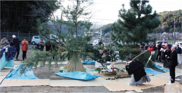 井手浦の尻振り祭の様子