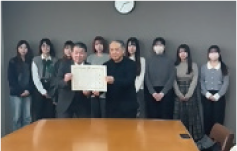 表彰された九州女子大学家政学部生活デザイン学科佐久間研究室の皆さん