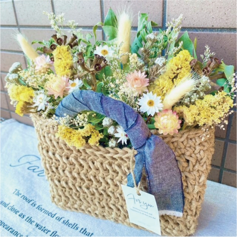 ドライフラワーで彩るマルシェバッグアレンジの写真