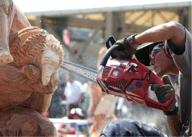 チェーンソーカービング実演会の写真