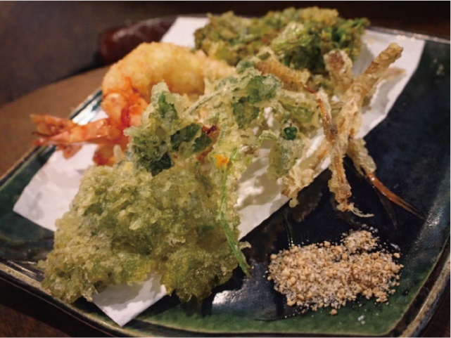 新芽の野草の天ぷらの画像