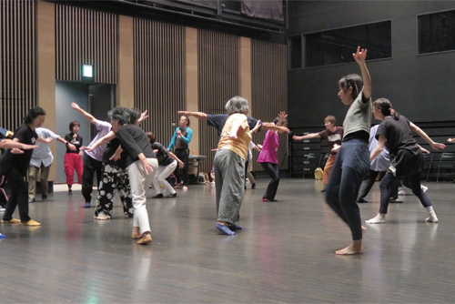 シニア向けダンス・演劇ワークショップの様子