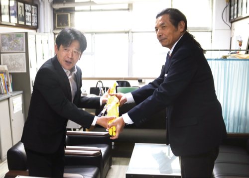 黄色い傘の寄贈式の様子