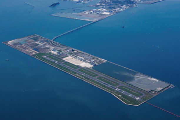 北九州空港の滑走路の写真