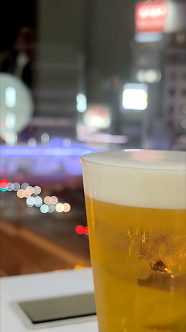夜景を背景にしたビールの写真