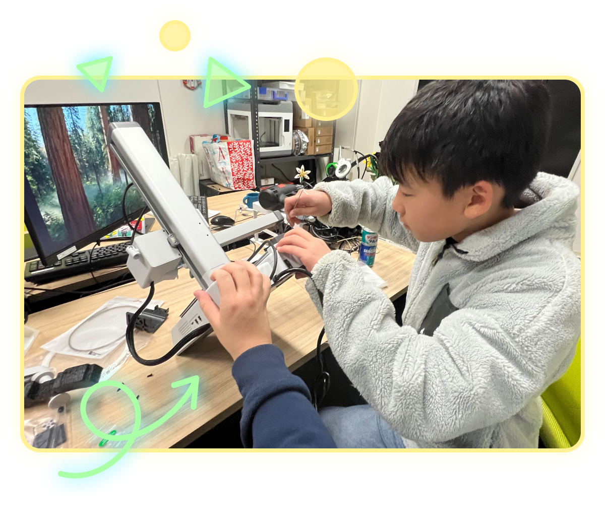パソコンの前で、機械をさわっている男性