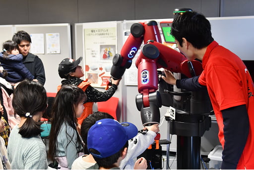 ロボットのような機械をさわっている子供