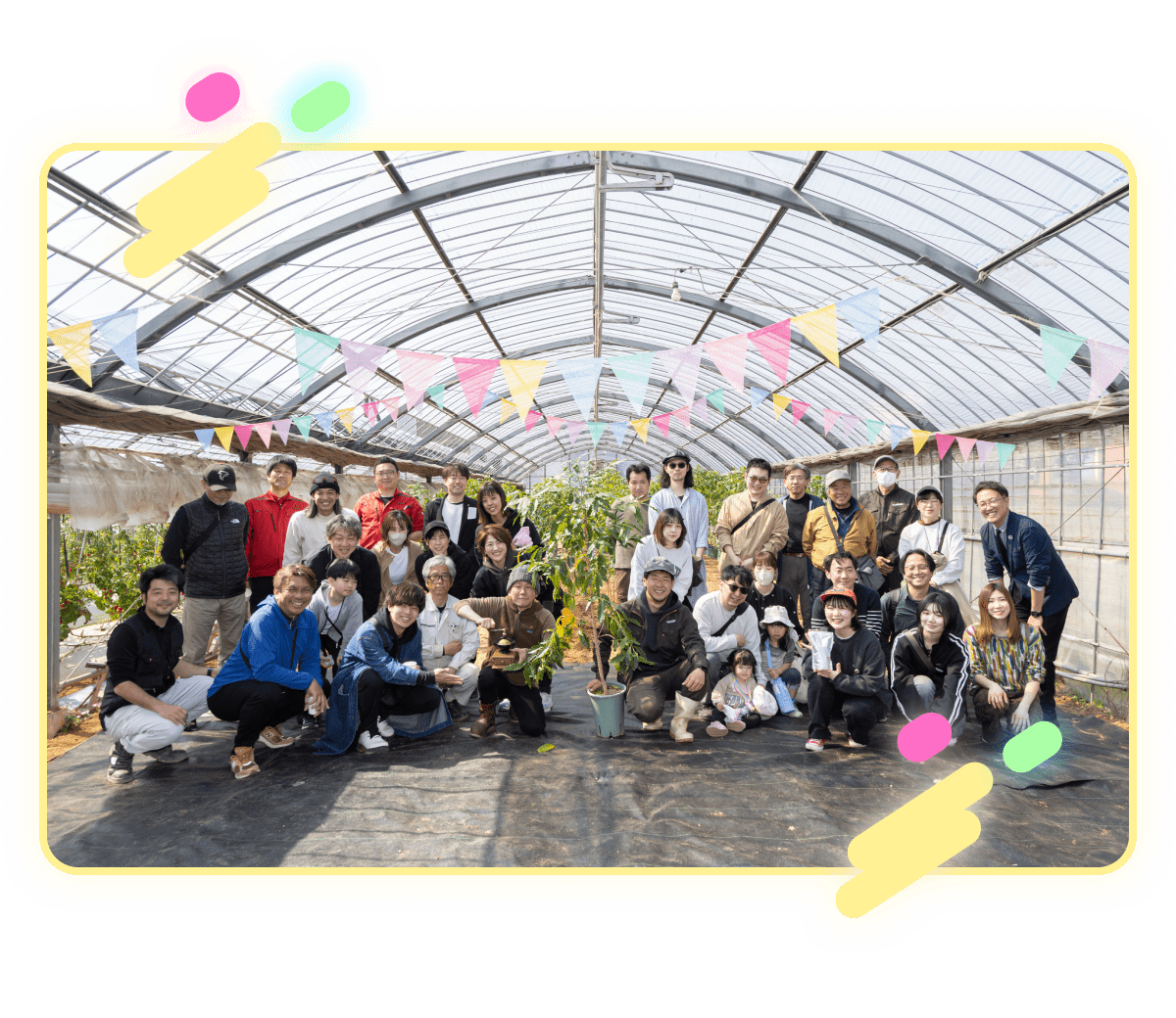 ビニールハウスの中で、大勢での記念撮影